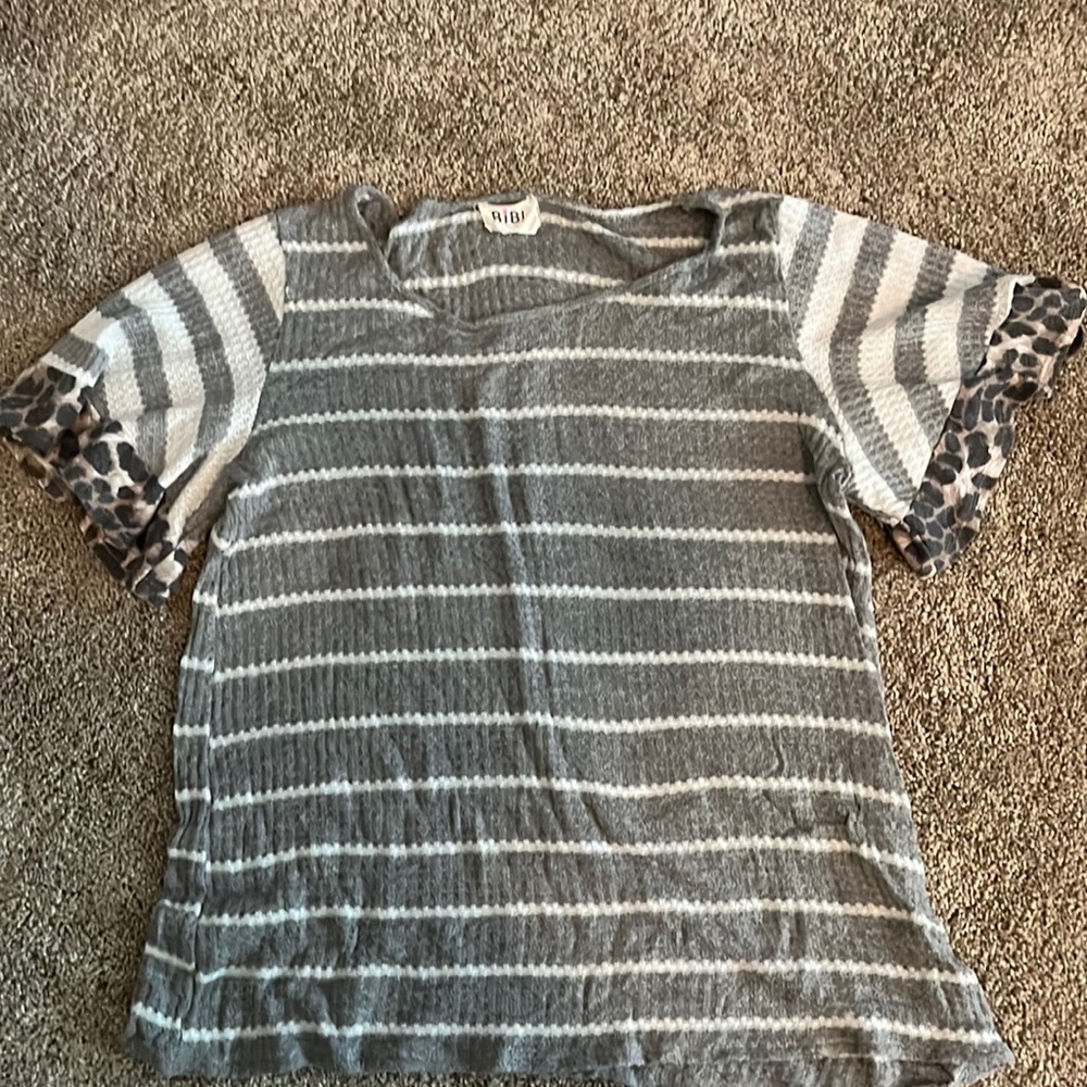 Boutique, gray and white stripe with fluffy flowing sleeves, size m by Bibi.